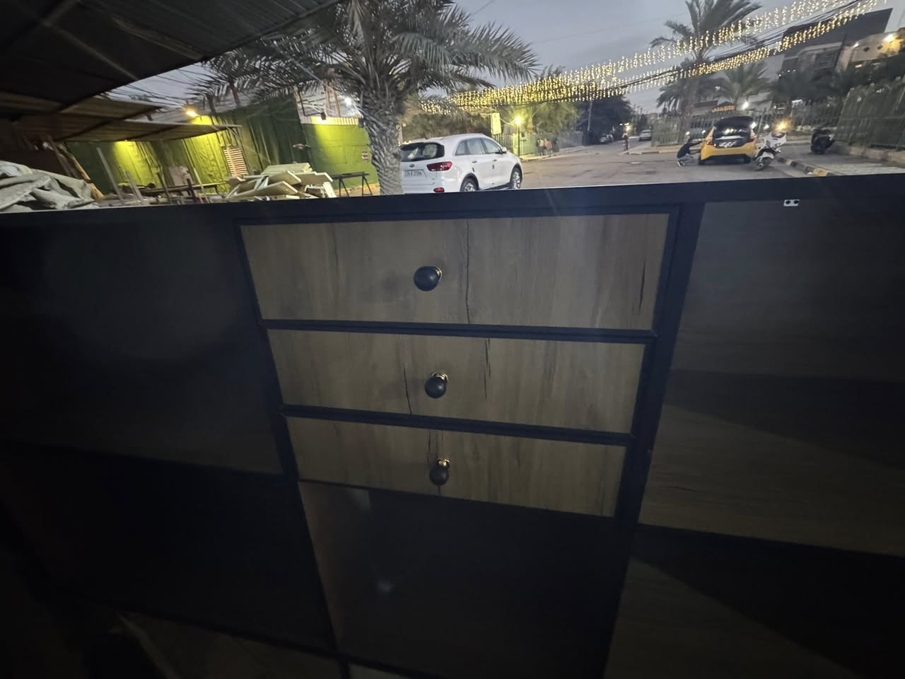 ميز كاشير كمل اليوم خشب MDF
فصلتة للأسواق (كاشير)
القياسات:
الطول240
الارتفاع 115
العرض أو النزال60تقريباويزيد قليلاً
  عندي غلط بالقياسات تبعاً للمكان
وما انتبهت إلا عند انتهاء النجار
  كلفني 400,000الف دينار
اعرض لكم  البيع بسعر350وبي مجال
مكان تواجدي والميز في السيدية
للاستفسار أكثر الاتصال على الرقم،
*********** واتساب تيلكرام او اتصال
  وهذ الصور
