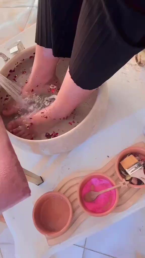 ✨ دللي قدميك مع خدمة مدكير وتنظيف القدمين من البيت ✨
اهتمي بصحة وجمال قدميك بأسلوب نظيف وآمن 💖
تنظيف وتقليـم الأظافر بعناية 🧼
إزالة الجلد الميت والتشققات بلطف 🌿
مساج للاسترخاء وإراحة قدميك بعد يوم طويل 💆‍♀️
🔹 أدوات نظيفة ومعقمة لكل زبون
🔹 مكان هادئ ومريح يشعر بالراحة
🔹 أسعار مناسبة للجميع
📩 للحجز أو الاستفسار،على هاذا رقم *********** راسلوني خاص الآن، وأضمنلك قدميك تكون مرتبة وصحية ✨
