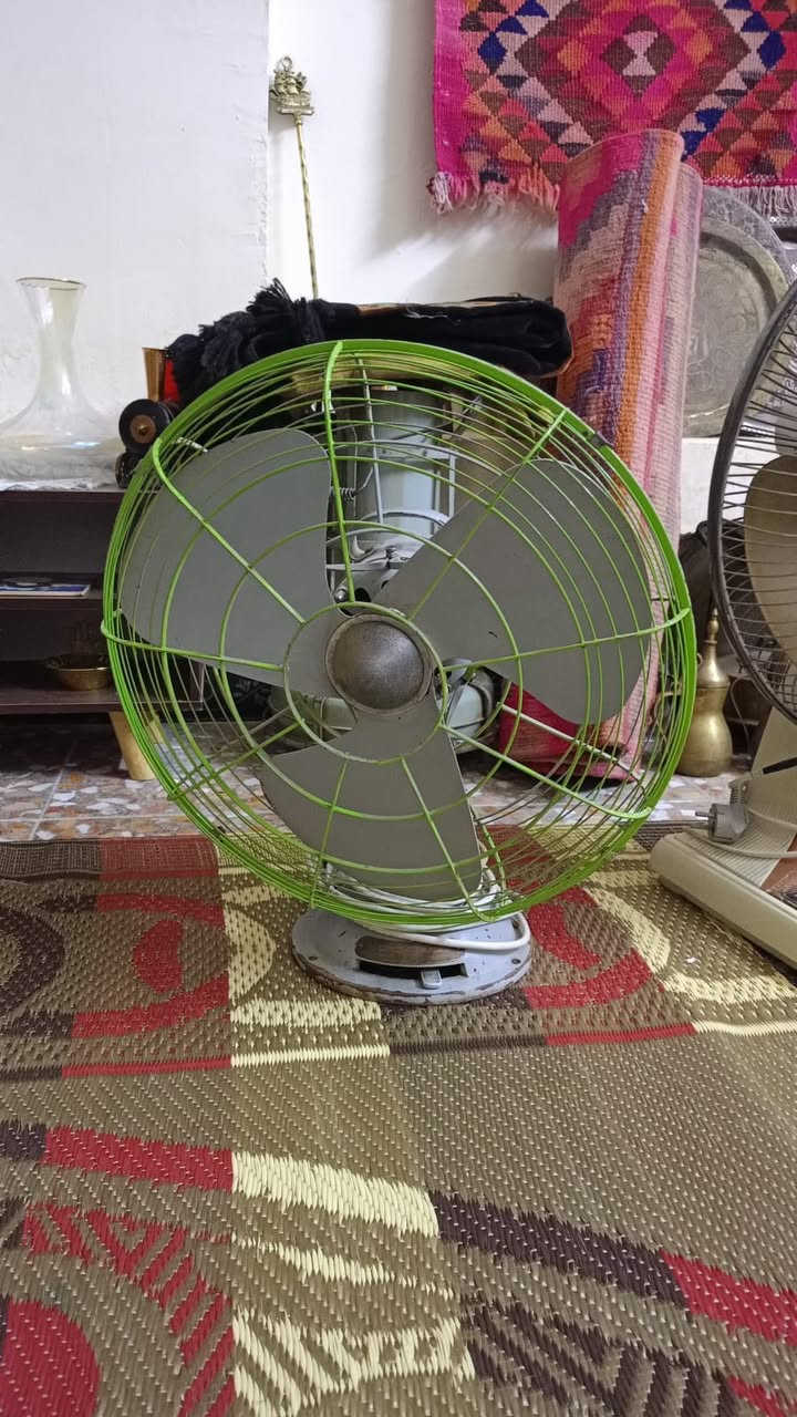 للبيع مراوح  توشيبا والثانيه ياباني ثقيله جدآ + رادو لنبات ديكور ميشتغل بس ديكور كشره نضيف والمراوح شغالات السعر  الكل125 الف بغداد الكرخ يوجد توصيل داخل بغداد ففط ***********
