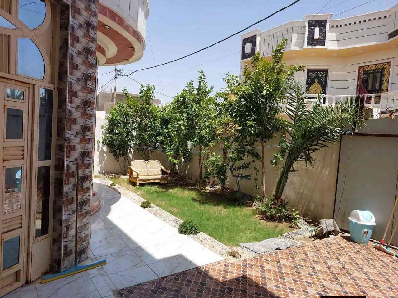 بيت للبيع في الرمادي الزراعه قرب جامع اليرموك🕌🌹🌹
يتكون البيت من طابقين بناء حديث وجميل  كما موضح في الصور والفيديو 🏤 

نوع البناء حجر بلكامل .. المساحه 256.. واجهيه 12..نزال 22  يحيط بل بيت مناور 

الطابق الاول يتكون من غرفتين وصاله وديوانيه ومطبخ حار وبارد ودورة مياه داخليه وخارجيه وحديقه خارجيه 💮🌸💐 

اما الطابق الثاني فيتكون من غرفتان كل غرفه تحتوي على بلكونه تطل لمقدمت البيت وصاله ✅✅💯 

البيت يكون فيه كهرباء مستقيرا وماء لا ينقطع  

ويكون سعر هذا البيت فقط(( 200)) مليون وقابل للتفاوض بشكل. يرضي المشتري 

للتواصل والاستفسار الاتصال على هذا لرقم يحتوي على واتساب ꧁***********꧂
