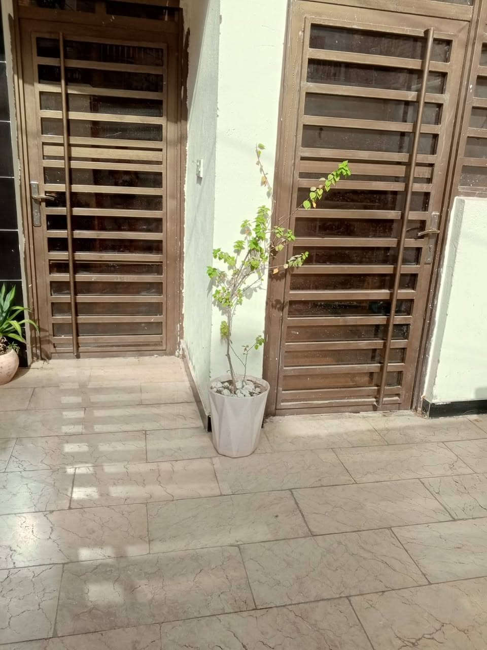 يعلن مكتب الباش الشمري للعقار والمحاماة عن توفر دار للبيع مساحة 84 واجهة 6 بناء حديث يحتوي على طرمه واستقبال ومطبخ وخدمات  وغرفة نوم طابق ثاني 2نوم وخدمات  العنوان بغداد الجديدة خلف شارع المسبح قرب مدرسة الخندق  للاستفسار مراسلة اوتصال ***********
***********
