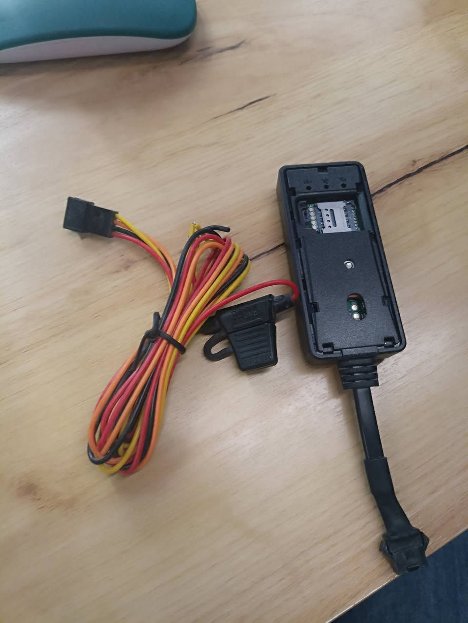 السلام عليكم قطعة gps تستقبل سيم كارت تفيد السيارات كاملة فيوز وكيبل ومثل ماموضح بالصور السعر 25 . التواصل ع الرقم ***********
