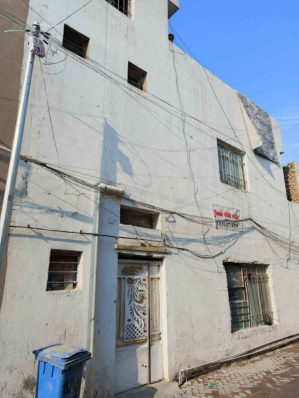 نصف قطعه مربعة بطن الركن قطاع 15 طابقين تحتوي على استقبال وترك على طول البيت وثلاث غرف نوم وبيتونه وسطح شتايكر ثاني بيت عن شارع 60 للاستفسار الاتصال على الرقم ***********
