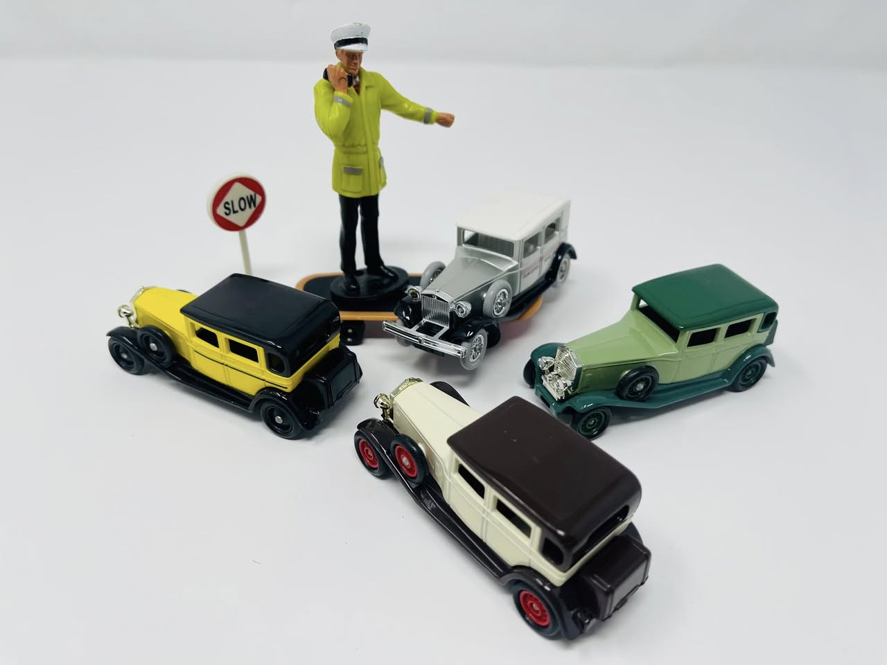 🔥🔥نوادر🔥🔥
💚سيارات رولز رويس 💚
✨🚘 مجموعة سيارات إنكليزية أصلية نادرة
🔩🏷️ صناعة حديد (Die-cast) بإتقان عالي
‏🕰️🇬🇧 إنتاج قديم بتفاصيل دقيقة تعكس عراقة الصناعة   البريطانية
💎🎩 قطع مميزة لهواة الاقتناء والذوق الرفيع
⭐📦 فرصة حقيقية لامتلاك تحف لم تعد تُنتج


**إذا كنت صاحب هذا الإعلان وتريد حذفه لأي سبب، رجاءا أرسل رسالة إلى الدعم الفني**