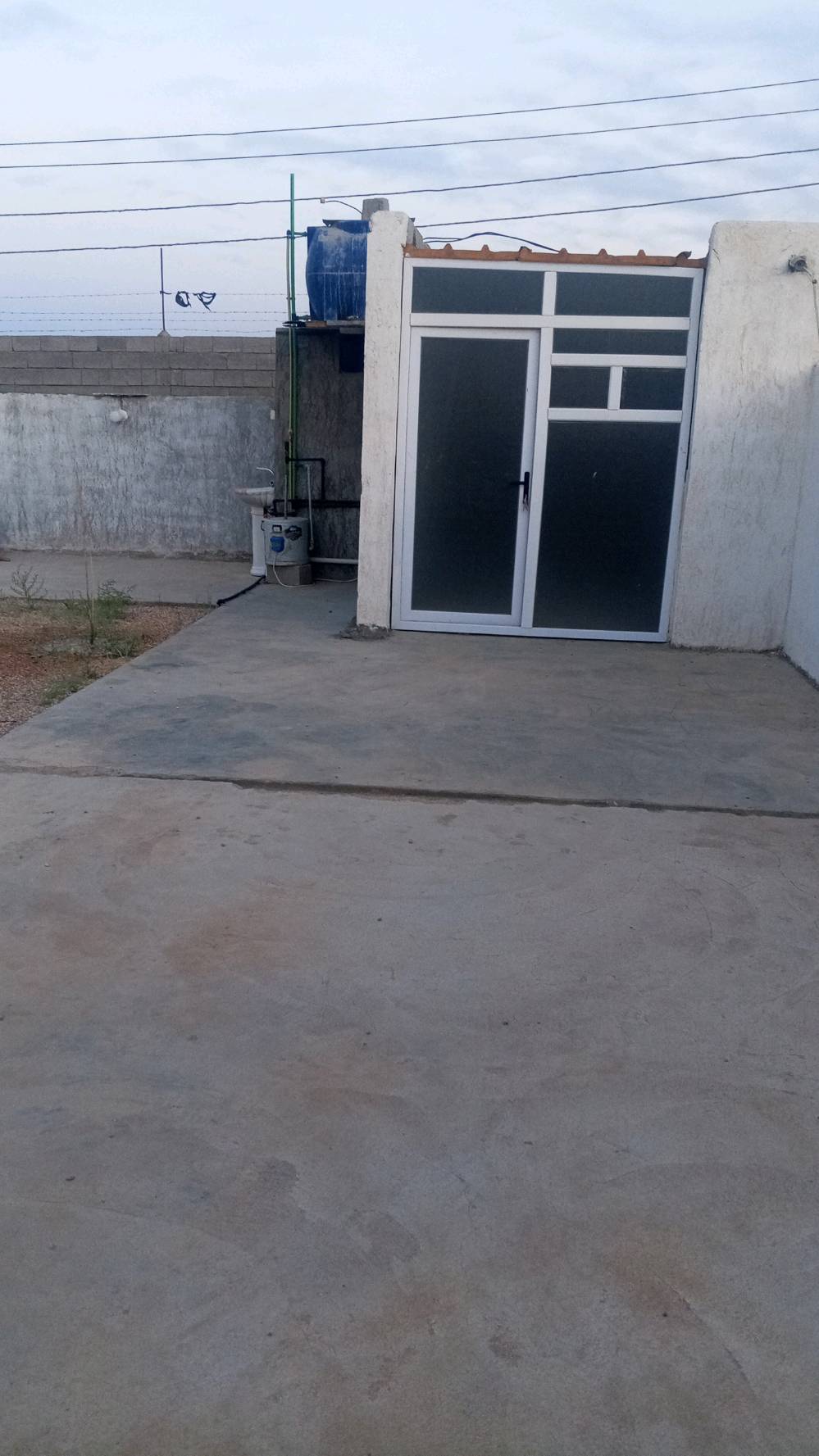 السلام عليكم متاح  قطعه ارض للبيع مساحته 250 متر في منطقه قنان مسيجه بلوك تحتوي على غرفه وصحيات واصلها كهرباء وماء وترهم مكان ترفيهي السعر 16 مليون وبيها مجال حك الجيه  للستفسار الاتصال على الرقم ‏‪***********‬‏