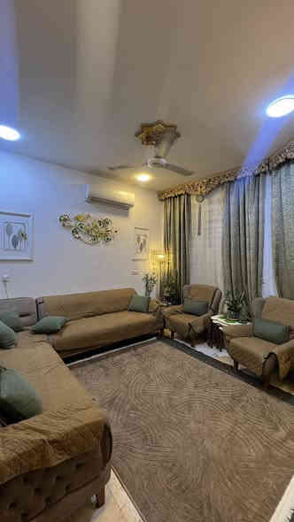 السلام عليكم… 
دار للبيع زراعي سند 25 
المساحة 77 م واقع حال 82 م واجهة 5.30 نرال 14.5 
بناء حديث 2020
🟢يحتوي الطابق الارضي: /صالة + مطبخ + غزفة نوم  وخدمات 
🟢الطابق الاول: /2 غرف نوم مع خدمات 
🟢الطابق الثاني :/بيتونة كبيرة مع سطحين 
العنوان: سبع ابكار مقابل مدخل سوق السمكة فرع خدمات سبع ابكار لغسل السيارات 
يبعد عن الشارع العام مسافة كم متر داخل قيصرية 6 م
السعر   225 
للاستفسار ..
***********
