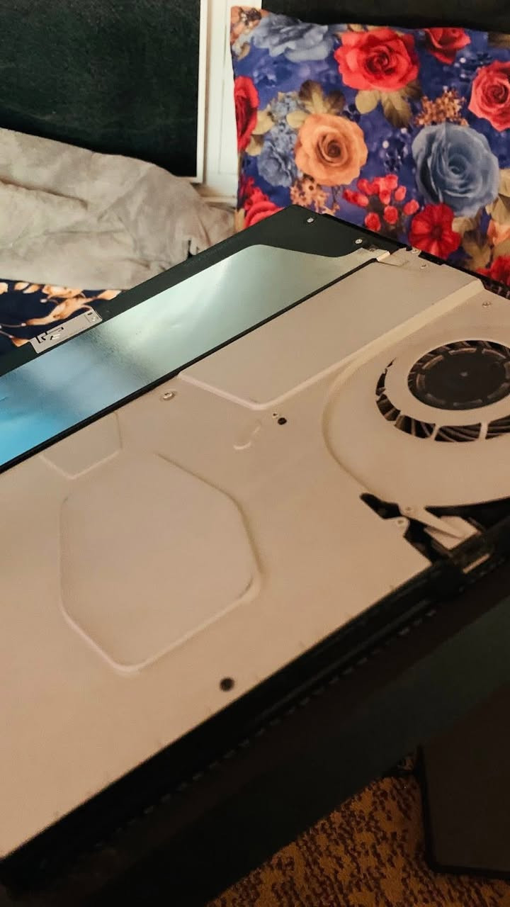 السلام عليكم
بلي فور سلم ps4 slim نظام 11 مهكرر  للبيع مع قطعة التهكيررر جهاز كلش نضيف وياه يدات ثنين وبي العاب هواي مثل ما موجود بالصور واي لعبة تريدها احملها الك  السعر 265 وبي مجال  بسيط
مكاني الحلة/ الحمزة الغربي
*********** هذا رقمي واتساب
