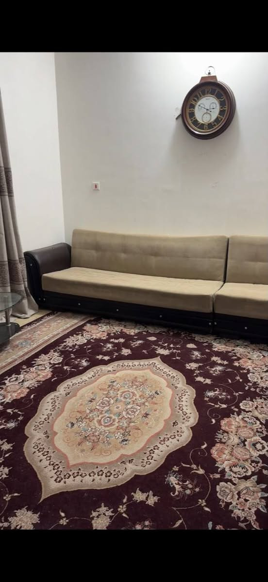 تخم + ديوان + الساعه + البردات للبيع 
السعر ٢٠٠ الف الشراي يتصل عل الرقم ***********
