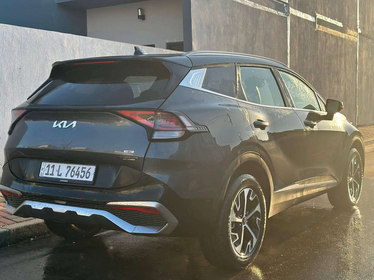 السلام عليكم
للبيع: كيا سبورتاج 2023 EX Hybrid – وارد أمريكي – نظيفة جداً

🔹 الموديل: 2023
🔹 الفئة: EX Hybrid
🔹 النظام: بنزين + كهرباء (هايبرد)
🔹المسافة المقطوعة : ٣٤٠٠٠ كيلو وليس ميل
🔹 الاستيراد: أمريكي
🔹 الحالة: ممتازة – استخدام شخصي

المحرك والأداء:
 • محرك 1.6 لتر تيربو GDI
 • نظام هايبرد كهربائي مدمج
 • القوة الكلية: 227 حصان
 • عزم قوي واستجابة سريعة
 • قير أوتوماتيك 6 سرعات تقليدي (مو CVT)
 • دفع رباعي
 • صرفية وقود ممتازة واقتصادية جداً داخل المدينة وخارجها

التجهيزات الداخلية:
 • مقاعد جلد أصلية فئة EX
 • كرسي سائق كهربائي متعدد الاتجاهات
 • تدفئة مقاعد أمامية
 • مكيف أوتوماتيك ثنائي التحكم (Dual Zone Climate Control)
 • شاشة وسطية 12.3 إنج أصلية وكالة
 • عدادات رقمية
 • Apple CarPlay + Android Auto
 • تشغيل بصمة (Smart Key + Push Start)
 • شاحن لاسلكي
رادرات ٣٦٠
 • تحكم كامل من المقود
 • مثبت سرعة
.قيادة شبه تلقائية
 • كاميرا خلفية دوارة
 • حساسات خلفية
 • نظام المحافظة على المسار
 • تنبيه تصادم أمامي
 • ١٦ ايرباگ (جميعها سليمة)

الإضاءة:
 • هيدلايت أمامي Projector عادي
 • إضاءة نهارية LED
 • أضوية خلفية قياسية

حادث السيارة : في الباب الخلفي (الصندوق فقط)، وتمت معالجتها أصولياً، وجميع الـ Airbags سليمة ولم تعمل. السيارة على وضعها الوكالة من الداخل بالكامل عنوان السياره كربلاء المقدسة سعر السياره 220 وبيها مجال رقم التلفون ***********/***********
