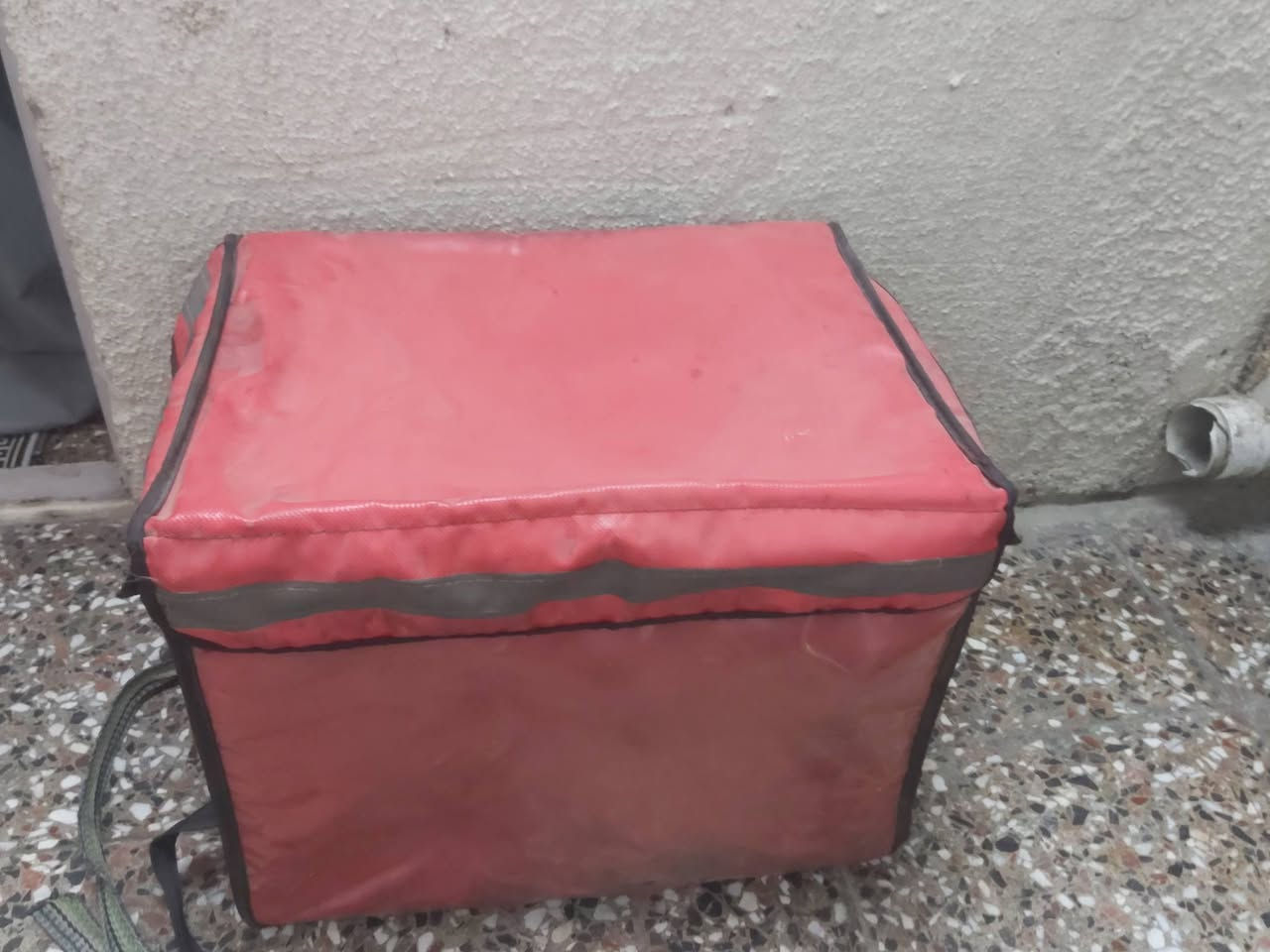 السلام عليكم أغراض دلفري للبيع سيبايه دلفري سلايد ترهم عل دراجه البيهه جناح من وره مثل البريد السعر ٤٠ وبيهه مجال وصندوق دلفري السعر ٢٥ بي مجال بسيط خوذه السوده جديده بس بيهه كسر زغير لوره سعر ٢٥ وبيهه مجال والخوذه الثانيه هم ٢٥ للإستفسار ***********متوفر واتس اب
