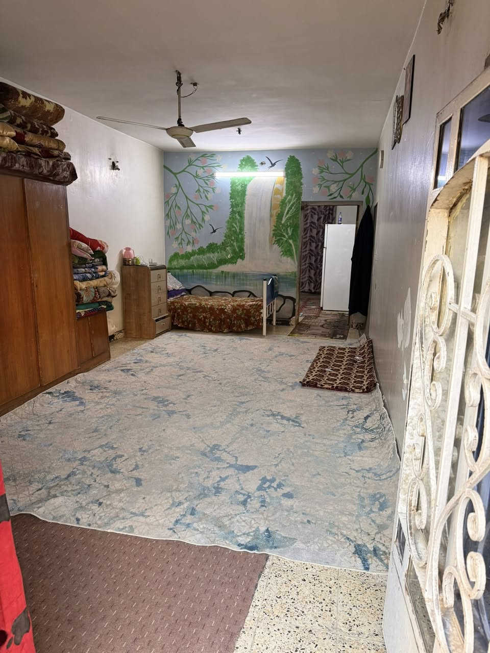 السلام عليكم
بيت للبيع مساحة 80 متر واجهة 4 ونزال 20 
قطع من بيت 200 متر قطع البيت يكون عدل فقط بناء بيبان للقطع وسياج 

البيت متكون 
من حديقه مساحتها  6 ونص
واستقبال 7*4 
وغرف نوم عدد 2 وحده جوه والثانيه فوك 
البيت طابو صرف بأسمنا 
العنوان 
بغداد الدورة ابو دشير شارع الضغط قرب اسواق بيت جدو 

السعر 90 مليون 

للأستفسار الاتصال على الرقم التالي 

ابو علي 🛑 ‭0790 465 7344‬
