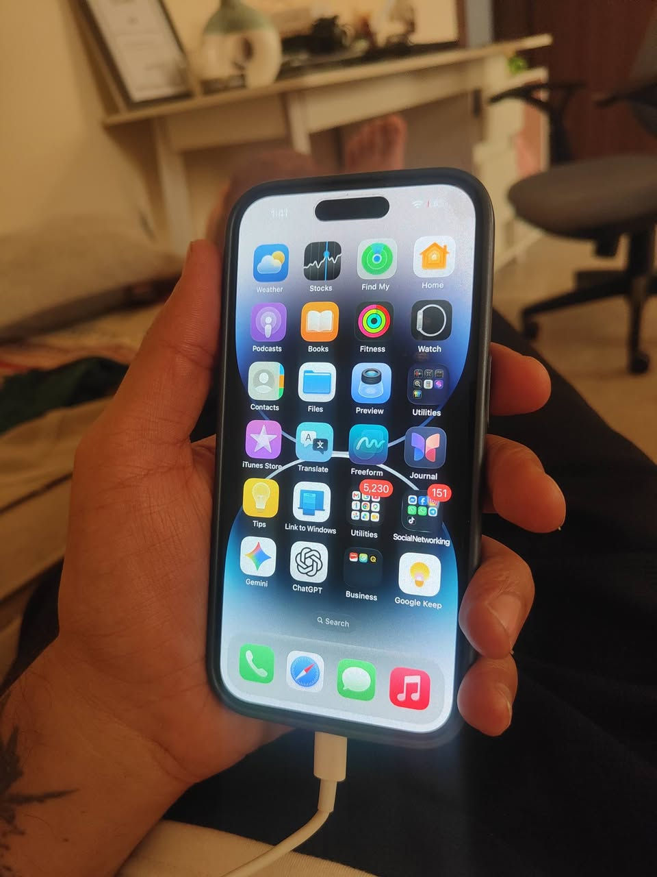 السلام عليكم
ايفون 14 برو 
ووتر بروف غير مفتوح 
Esim (الشريحة مقفلة وما اعرف شنو السبب)
بطارية 83
الجهاز ممفتوح ومابي اي خلل نظيف جدا 
سعرة قفل 400 الف من الاخير 
***********
