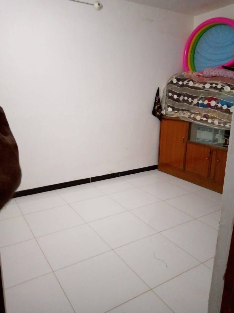 يوجد بيت يباع نقداوعلى المبادره  نهايه شارع الوكفه القديم مساحه 109 طابقين واجه 10 نزال 11 يحتوي على صاله غرفه نوم براني مطبخ مغاسل داخليه وخارجيه بناء جديد الطابق الاول  الطابق الثاني غرفه نوم وصاله عكاده
***********
