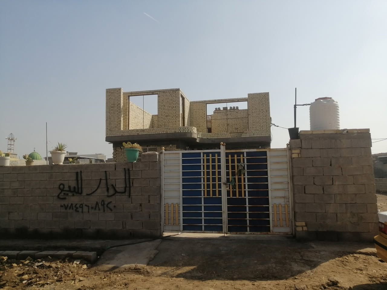 سلام عليكم دار سكن للبيع مساحه 350 متر طابو زراعي سند 25 بناء حديث درجه اولى طابوق مسلح الدار ركن على شارعين خدمات كافه يحتوي الدار على غرفتين نوم صاله صحيات استقبال مطبخ كراج وحديقه كبيره العنوان شارع المطار خلف محلات حسين كامل شارع 40 الجديد السعر 90 مليون رقم الهاتف ***********
