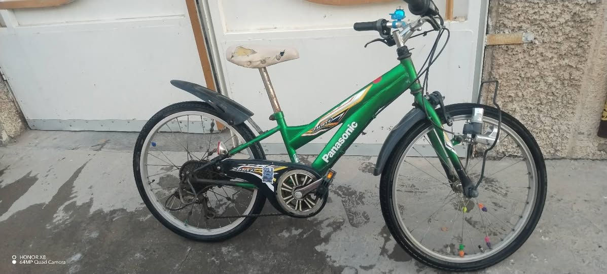 الدراجة الظاهرة في الصورة هي دراجة هوائية يابانية أصلية من إنتاج شركة باناسونيك (Panasonic Cycle Technology). [1]
الماركة: Panasonic.

رقم الموديل (品番): هو B-ZB262G.

الصناعة: مكتوب أسفل الملصق باللغة اليابانية (中国製)  لصالح شركة باناسونيك اليابانية. 

معلومات إضافية عن الدراجة:

هذا الموديل يأتي عادةً بنظام تروس (كير) من شركة Shimano الشهيرة وبأحجام إطارات مختلفة (غالباً حجم 26)، وتُعرف هذه الدراجات بمتانتها العالية وقدرتها على تحمل الاستخدام اليومي الطويل

الدراجة الظاهرة في الصورة هي دراجة هوائية يابانية أصلية من إنتاج شركة باناسونيك (Panasonic Cycle Technology). [1]

السعر 85000

بغداد الشعب


**إذا كنت صاحب هذا الإعلان وتريد حذفه لأي سبب، رجاءا أرسل رسالة إلى الدعم الفني**