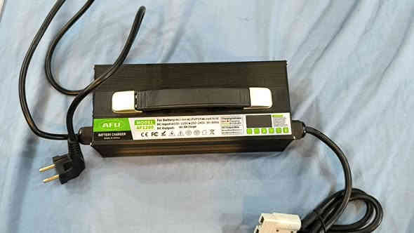 شاحن بطاريات
هيج يجي بدون ملحقات 

اكتب سعر يستحقة
يوجد توصيل 

***********
