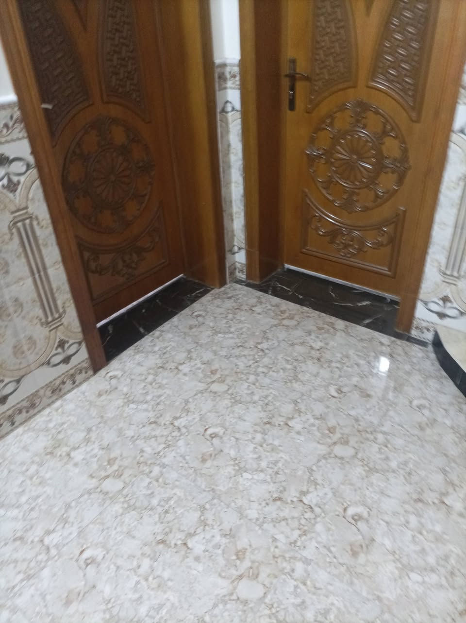 على بركة الله 
بيت طابو صرف موقع البيت كربلاء المقدسة قضاء 

 الحسينية خلف المستشفى الحسينية العام على 

 الشارع الحولي مباشرة بالقرب من مدرسة القرض 

 الصيني #مساحةــالدار180متر بناء طابقين 

 طابوق السقف صب كونكريت مسلح البيت بناء 

 جيد جداً تاريخ بناء الدار 2022 تفاصيل الدار 

 استقبال خارجي غرفتين الطابق الارضي و غرفتين 

 طابق ثاني المطبخ جدران سيراميك وارضيه كاشي 

 الطابق الارضي والطابق الثاني بورسلين بحتوي 

 الدار على اجازة بناء رسميه  #ملاحظة كافة الخدمات متوفره 

وما يميزنا هو ذكر السعر و المقابلة مع صاحب 

 العقار مباشرة 
 
سعر البيت #160مليون قابل لتفاوض والاستفسار 

 اكثر يمكنكم مراسلت الصفحه او الاتصال برقم 

 *********** والاطلاع على باقي العروض 

 يمكنكم زيارة الصفحه والإعجاب بالصفحة 

 الرئيسية
