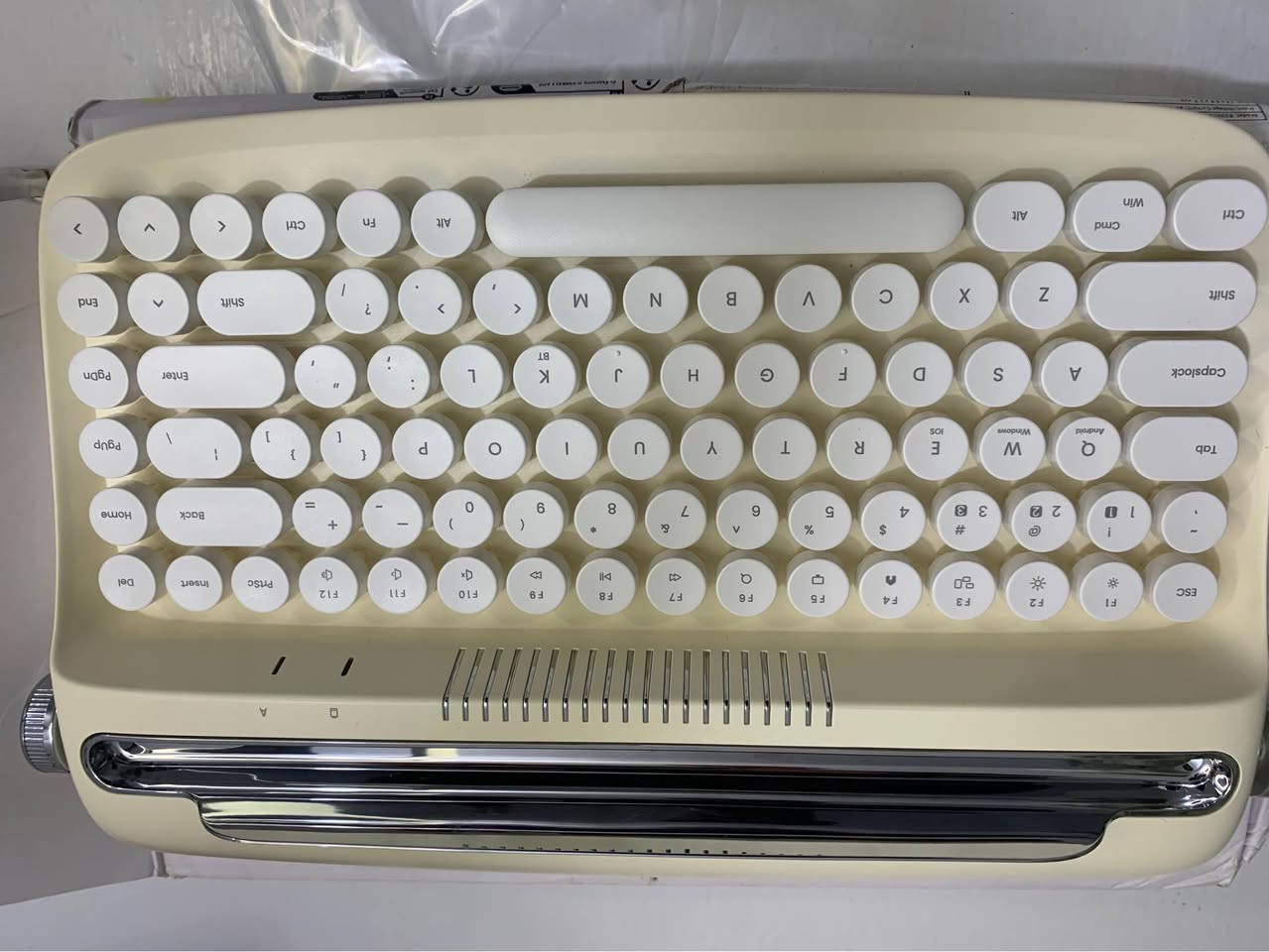 لوحة مفاتيح واحده احترافية گيمنگ قطعه ثقيلة جدا
وواحده انتيكا ثقيله ايضا تعمل بالبلوتوث شكلها كلاسيكي مميز بغداد, العراق


**إذا كنت صاحب هذا الإعلان وتريد حذفه لأي سبب، رجاءا أرسل رسالة إلى الدعم الفني**