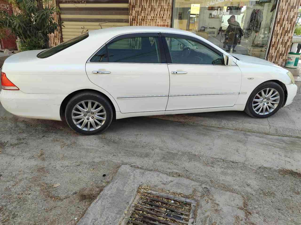 شاهینە بۆ فرۆشتن بەسمەیە ٢ دوگمەی ناو ڕەساسی 
گێڕو مەکینە بچووک  ڕۆنی گێڕو مەکینەی گۆڕاوە جامی هەڵگیراوە تەبریدی سارد و گەرم سەقفی وەک شوشە وایە  چەمەلەخی یەک بستی بچووک بۆیاخی هەیە نرخی ٥٤ وەرەقەو مەجالێکی برایانە 
شوێن هەڵەبجەی تازە 
*********** دار بنديهكان, السليمانية
