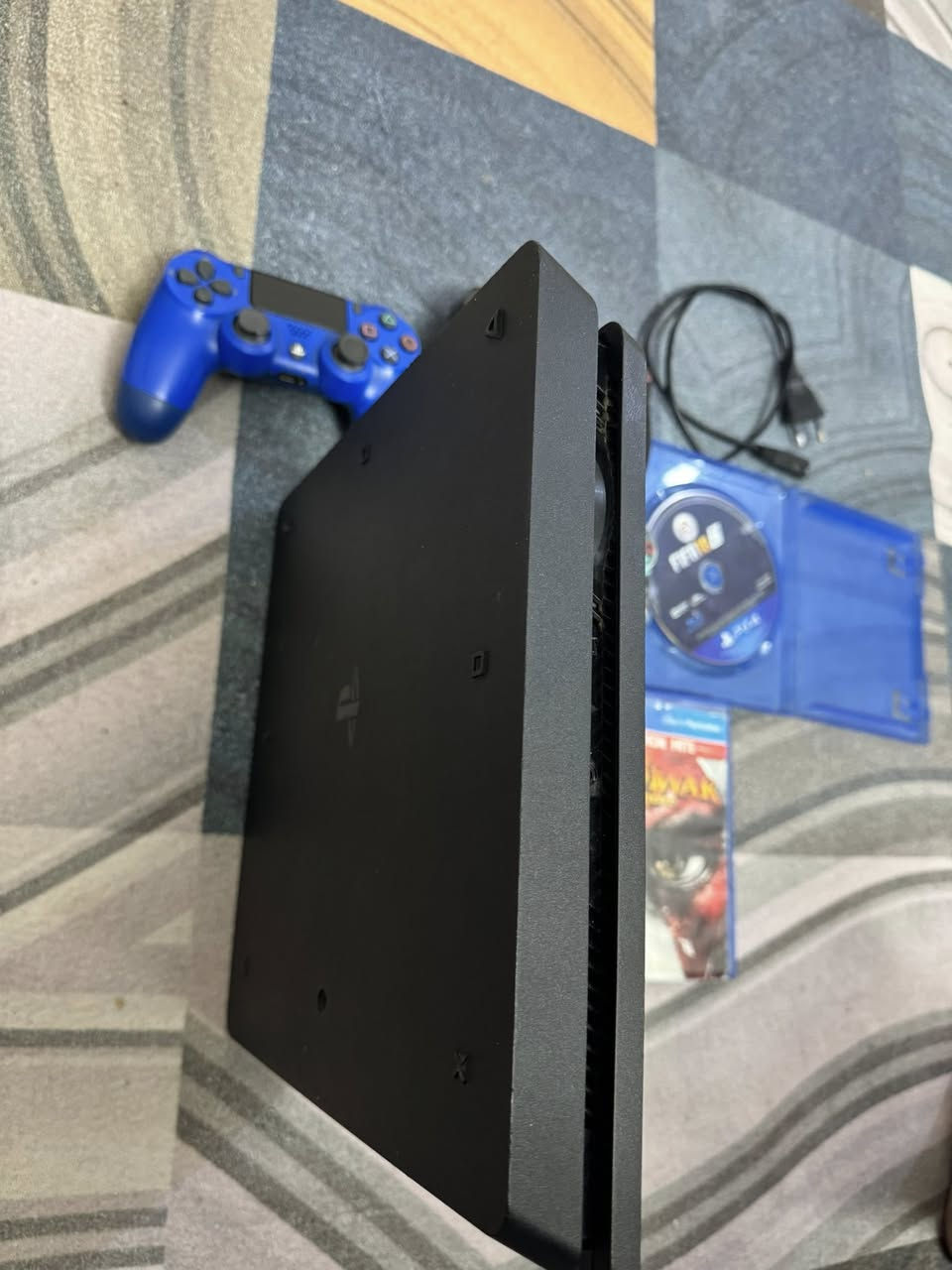 السلام عليكم من رخصت الادمن بلي 4سلم للبيع مع ملحقاتة قرص كريدوس وفيفا 18 و 23 مع العلم البلي مبدل بي فيشة الhd للأستفسار الاتصال على الرقم ***********
