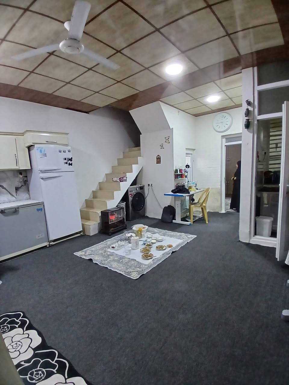 دار للبيع ١٠٠ متر بلديه خلف جامع سيد مرسلين البيت يتكون من كراج سياره استقبال و مطبخ  و مساعد مطبخ وهول و نوم عدد واحد و بيتونه هاتف ***********/*********** واتساب على رقم كورك
