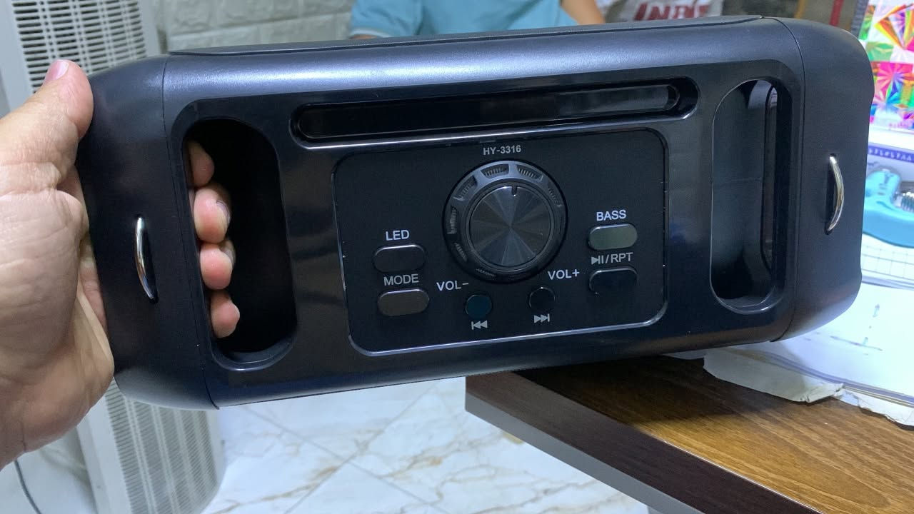 مكبر الصوت المعروض هو طراز GDHENGYIN RGB Light Speaker.
يتميز بضوء RGB مع 6 أوضاع إضاءة مختلفة.

يأتي مع ميكروفون وشاحن.

يحتوي على مكبرات صوت مزدوجة مقاس 3 بوصات.

يتميز باتصال بلوتوث.

يوفر صوت جهير (باس) جيد.
***********
