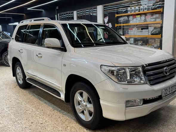 السلام عليكم ورحمة الله وبركاته 
لاندكروز 
VXR-5.7 ستينية 
السيارة موديل 2011 
ماشية 108 
فول مواصفات 1/1 
وكالة السيارة اخت الزيرو 
الجاملغ الامامي الايسر بي شوية بارد 
الدعامية الخلفية جهه اليمنة بيهه صبغ 
الهلال الخلفي بي صبغ وملاون ويا الباب الخلفي تحت اليدة شي بسيط جدا 
غير هذا الكلام السيارة على وضع الشركة وحتى صيانتها بالشركة 
داخل وخارج السيارة جديدة مو نضيفة وانما جديدة وممكن اجدد لاندكروز في بغداد 
رقم شمالي بسمي سيارة على ايدنة من الوكالة 
العنوان بغداد المنصور 
*********** 
السعر ٤ شدات  و١٠ اوراق 
السعر 410$ 
ورجاءا اللي ميعجبة السعر لايعلق 
لان السيارة جديدة بمعنى الكلمة والها جنايتها
