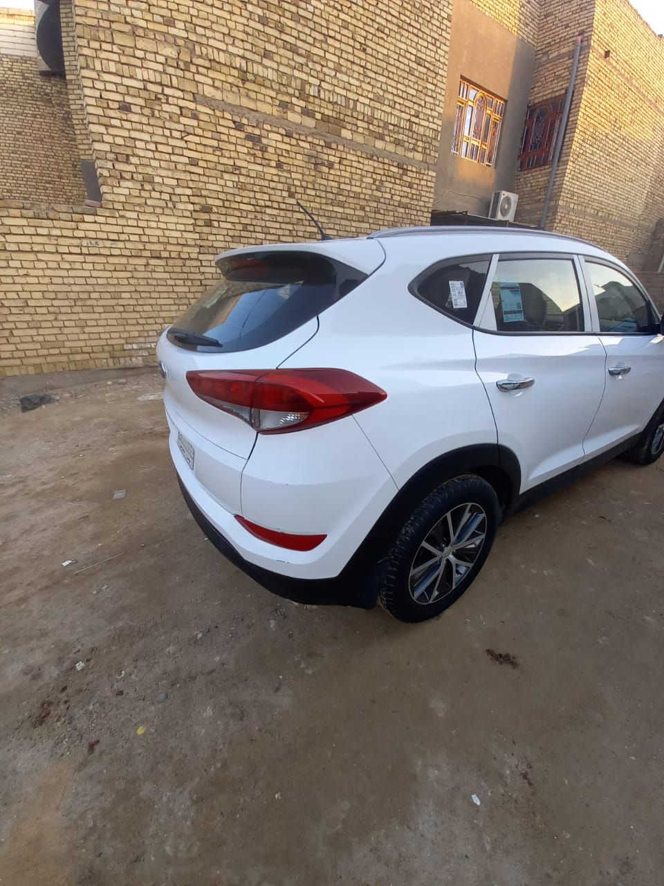 السلام عليكم 
توسان 16 ابيض خليجي محرك 2000دوش مكفولة محرك وصبغ عدا بارد بخشم البنيد وباب السايق رقمها ميسان مكان السيارة العمارة السعر المطلوب 166 بيها مجال
*********** رقمي للتواصل
