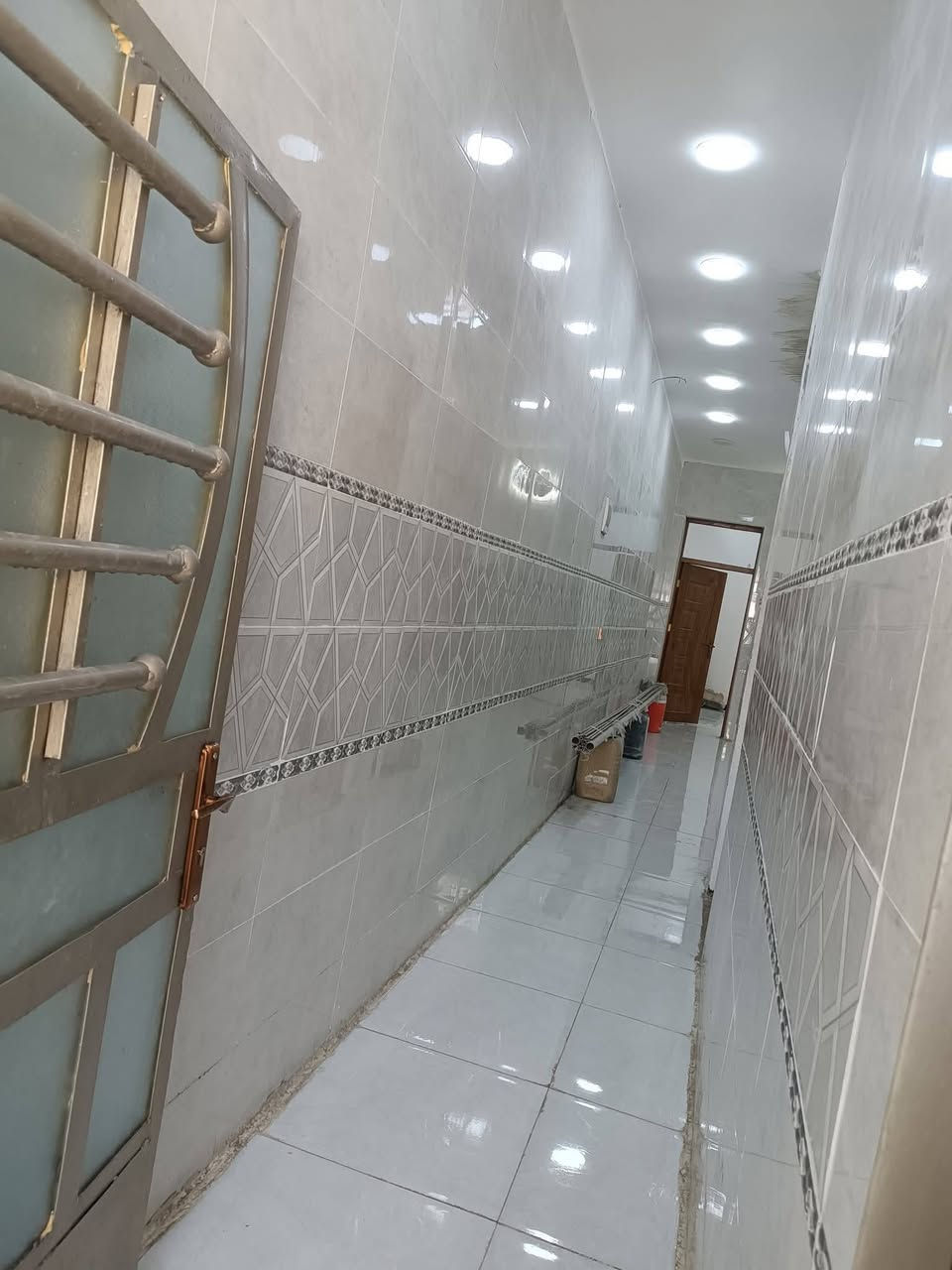 بيت.للبيع تجاوز 100متر طابق اونص منطقة حي البساتين مدخل المنطقة الي مقابل محكمة الشعب جامع المرتضى اول فرع على اليسار بدايت المنطقه استقبال.حولي غرفه نوم جوة . حمام 
طابق ثاني سكف سندويج ضد الحريق غرفة نوم.حولي حمام سطح 
إخوان مكلف بنشر رقم ابوالبيت ***********.يبعد على تقاطع الصحه 3دقائق مشي
