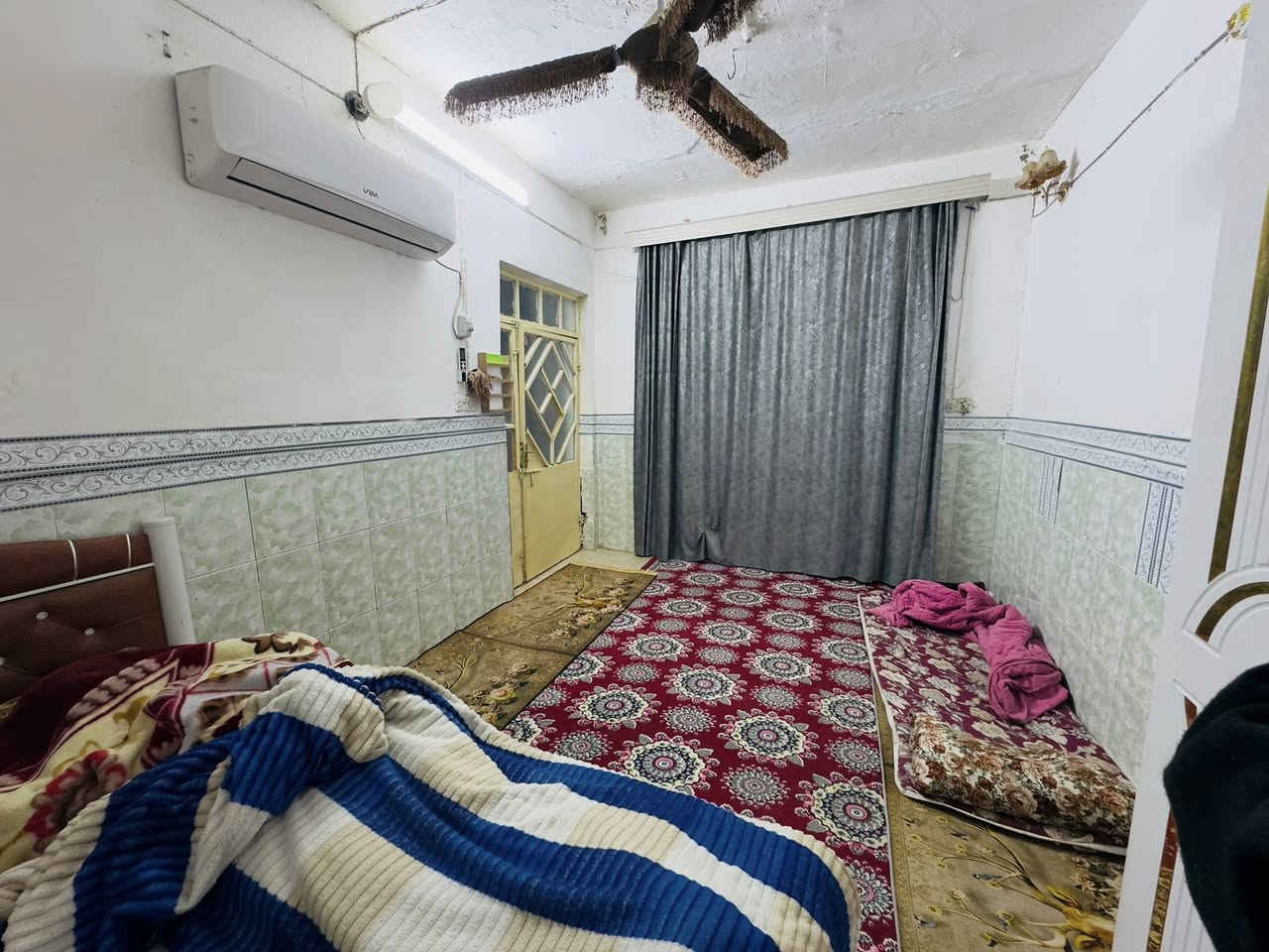 سلام عليكم                                                                                             

بيت في حي الوفاء هندية قرب مدرسة دارك 100م واجهية خمسة نزال عشرين يحتوي علا غرفة وصالة وستقبال +صحيات +منور  للستفسار متواجد واتساب ***********
