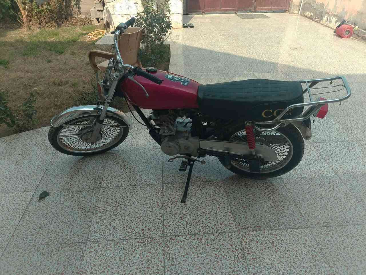 السلام عليكم دراجه تايكر موديل 19 اوراق مابيه بس مكفوله من سرقه دراجه مكينه حلوه شلعته حلوه 
غراضه كلهن موجودات لايت والعداد واربع اشاير كلهن موجودات مكاني ديالى بعقوبه 
سعر 250 قفل 
***********
