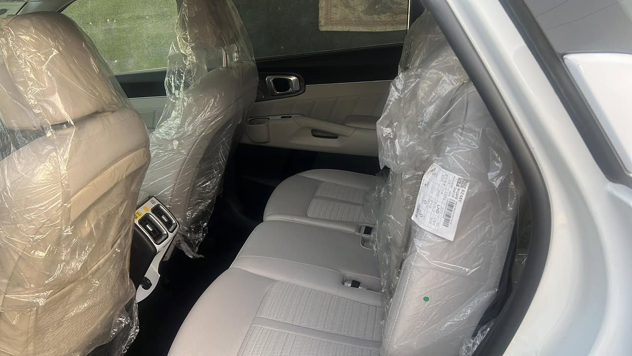 السلام عليكم ورحمة الله وبركاته 
عندي سورنتو 2025 للبيع 
***********
