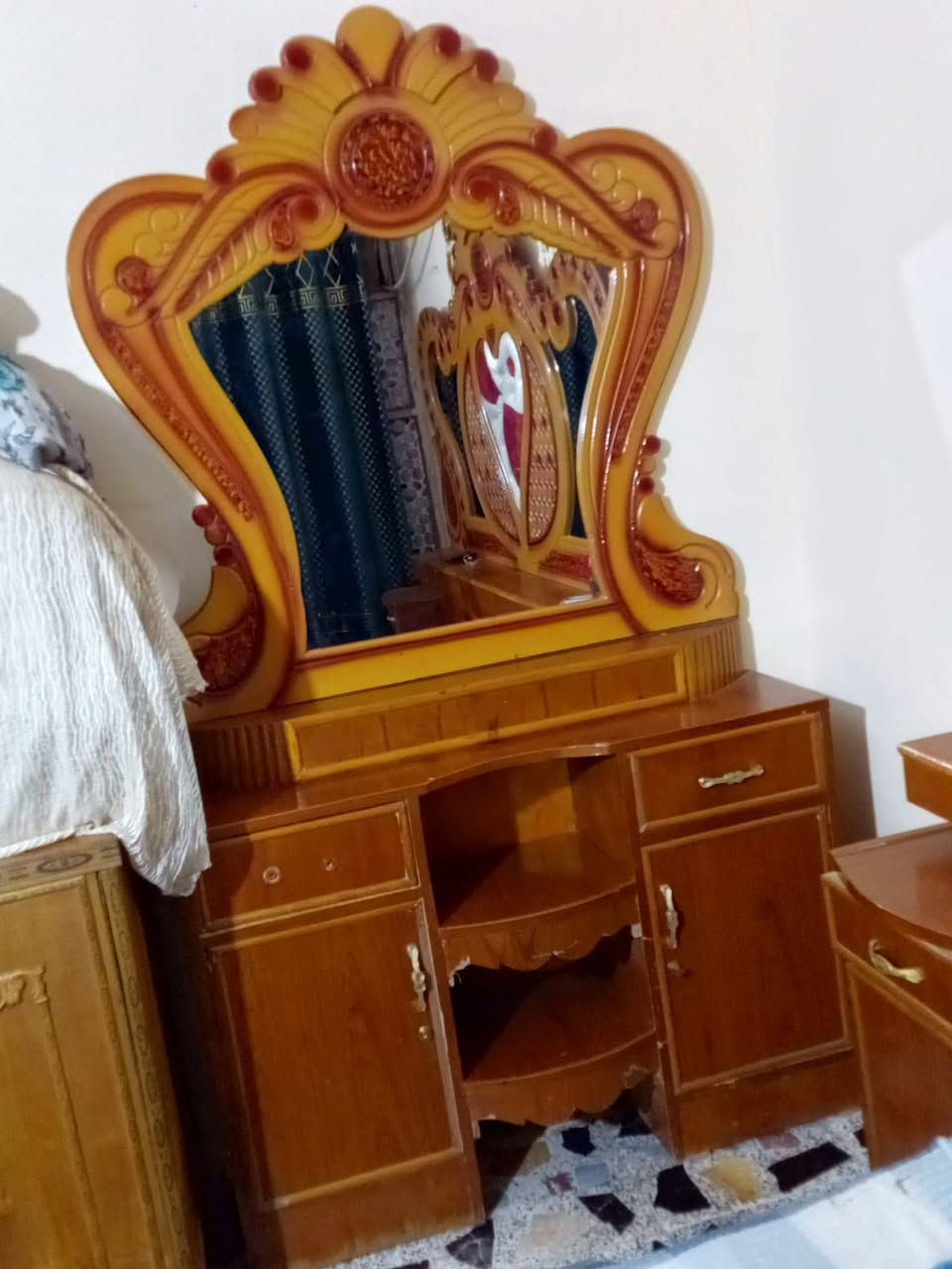 سلام عليكم غرفه اخشاب عراقيه نضيفه العنوان بغداد حي ور سعر 400،، ***********
