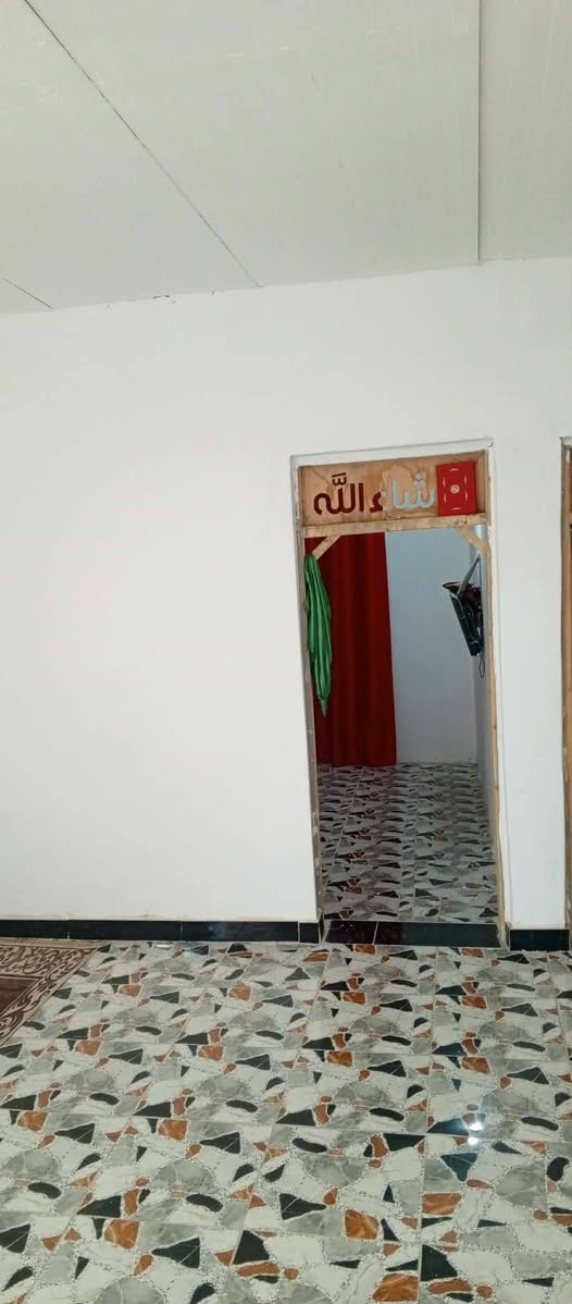دار لبيع تجاوز غرفتين وصاله ومطبخ وحمامات دخليه وخارجيه نعمانيه حي الحسين قرب مدرسه الاريج تجاوز مساحه 300 متر السعر 18 وبيه مجال قليل ***********
