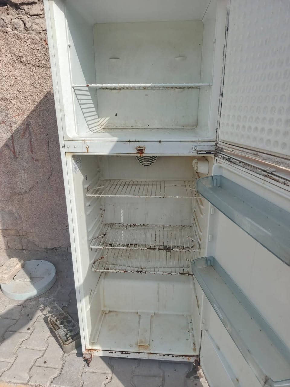 السلام عليكم ثلاجه شغاله خير من الله عالفحص بـ 100 وبيها مجال
***********
