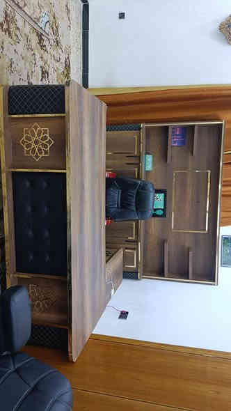 يا الله 
السلام عليكم ورحمه الله وبركاته 
اثاث مكتبي رئاسي  درحى ممتازه
طول الميز 225سم  مترين وربع
عدد المقاعد 8مقعد 
كرسي دوار.   وملحقاته 
العنوان كربلاء طريق بغداد كربلاء عمود 186
للاستفسار ***********
