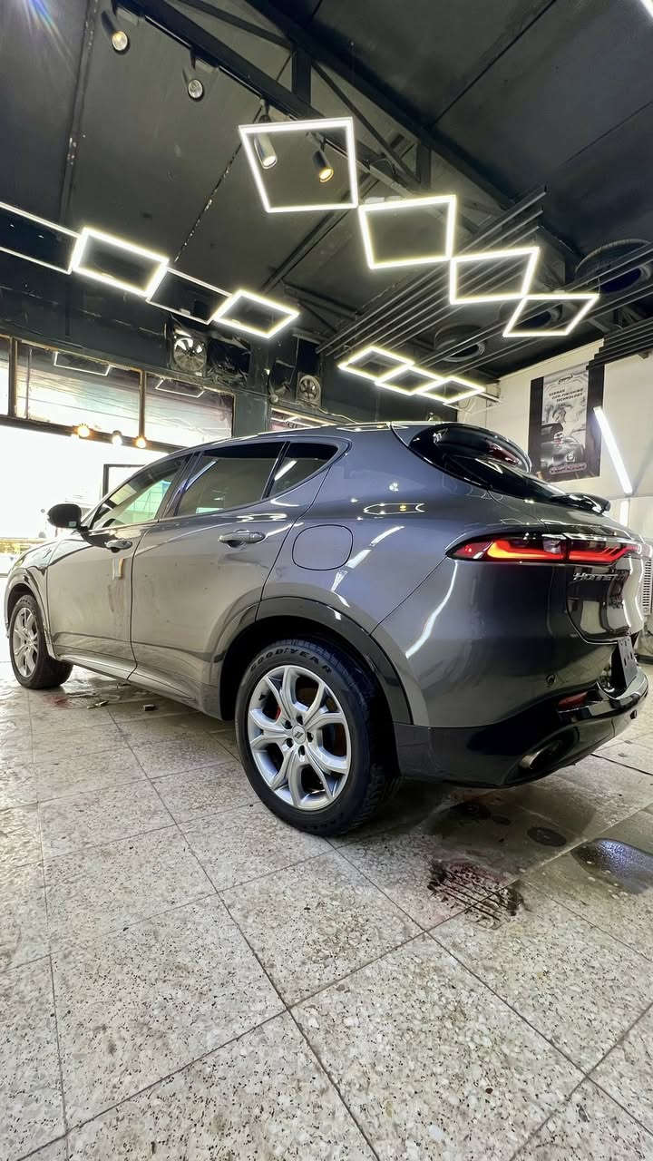 ‏Dodge hornet R/T  هايبرد 
موديل :2024
محرك : 1.3 تيربو بقوة 288 حصان 
‏ (Plug-in Hybrid)
تمشي بالشحن الخارجي ٥٠-٦٠ كيلو 
بدون صبغ بدون بارد بدون ايرباك 
بنيد مبدل لون 
بدون ولا جيك
تبريد وراديترات بلاد 
مواصفات : 
حساسات خلفيه
رادار امامي + خلفي
نقط عمياء
خروج عن المسار 
اوتو هولد
اوتو بارك 
كشنات كهرباء تدفئة
شحن لاسلكي ( wireless )
شحن USB + type C
ويل حجم 18 
كشنات جلد 
شاشة حجم كبير + ابل كاربلي
تبريد قطعتين بيانو
سبورت مود يتغير برمجة وصوت السياره
تشغيل عن بعد 
دخول ذكي للأبواب 
بصمات عدد ٢ 
مرآة شفط 
جنطة كهرباء
بريكات بريمبو رياضي
شفتات ستيرن
خزن ميموري كشنات
شاشه ملاحة / وغيرها من المواصفات

السعر المطلوب :- 18500$ (185) ورقة وبيها مجال 

# للأستفسار 
اتصال //واتساب 
 ***********
