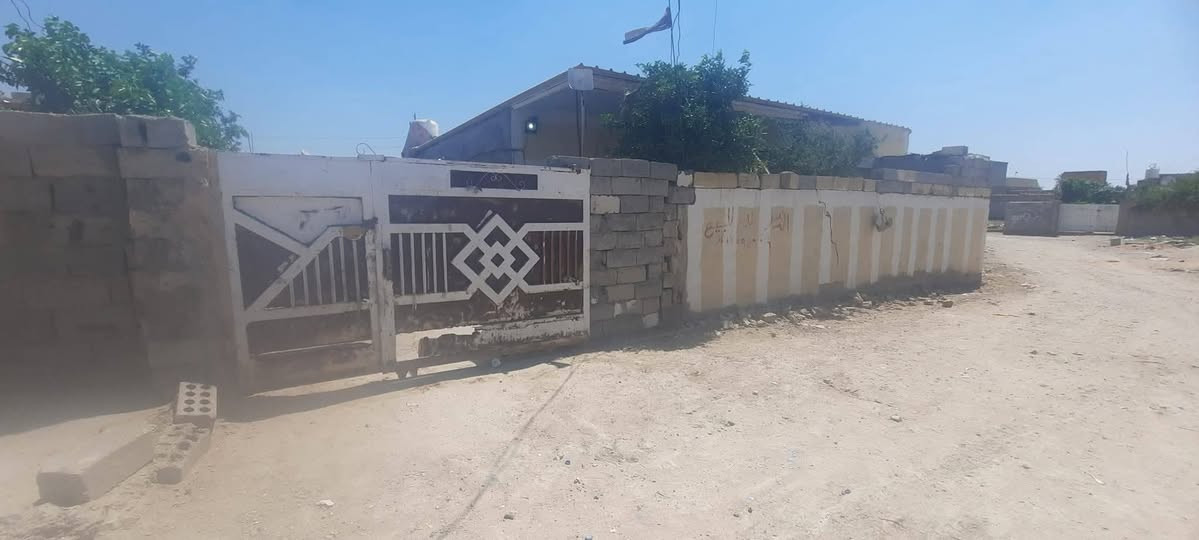 السلام عليكم الدارلبيع بيت 
غرفه نوم ١ مطبخ ومضيف هول مع حديقه كراج سياره 
بيت قريب على شارع العام حي جواد 
سندويج مساح 285
تصال على رقم ***********
