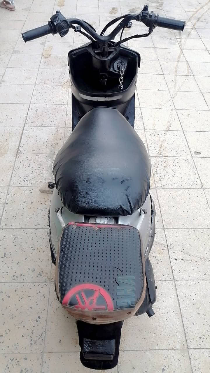 سلام عليكم دراجه تسعه زروف للبيع كلشي ما ناقصه دراجه تخبل بيه باتري الكهربائيات شقال تشتقل هندر و سلف ول كلوب شقال عالي و ناصي و رماش و هورن و شاير كله شغاله وقفال جنط دراجه كامله السعر 275 وبيه مجال مكاني البصره زبير ***********
