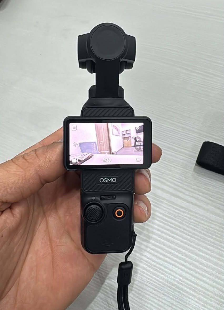 ازومو بوكت 3
من شركة عالمية DJI 
قطعة حيل نظيفة و استخدام جم مره يعني اخت الجديدة 
 🎥 تصور 4K بدقة قوية وتفاصيل تخبل
🌙 أداءها بالليل ممتاز، حتى بالإضاءة الضعيفة تطلع الصورة نظيفة
🌀 بيها جيمبل مدمج 3 محاور يعني الفيديو ثابت حتى لو تمشي أو تركض
🎤 بيها مايكات احترافية والصوت واضح بدون وجع راس
📱 شاشتها تدور بسرعة حتى تصور أفقي وعمودي للريلز والتيك توك
تصور فلوق
محتوى سوشال ميديا
أعراس ومناسبات
أو حتى تسوي محتوى احترافي وانت مسافر
هاي الكامرة تسهّل عليك كلشي 👌
الميزة الحلوة؟
تفتحها وتشتغل فوراً… ماكو تعقيد، ماكو وزن ثقيل، بس إبداع ✨
يجي ويا نك مايك و + قاعدة شحن+ ترا بود


**إذا كنت صاحب هذا الإعلان وتريد حذفه لأي سبب، رجاءا أرسل رسالة إلى الدعم الفني**