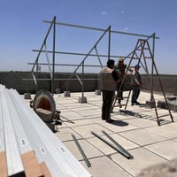 🌞⚡ مو بس نركب منظومة…   نحن نبني راحة تدوم 🔋   ومن أول خطوة بالموقع لح...