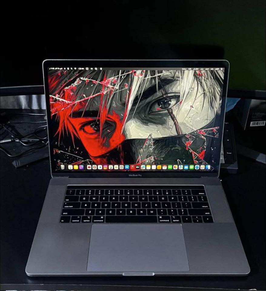 Mac Book pro 2018
المواصفات:

* الشاشة: Retina عالية الدقة
    
    * 15 إنج: 2880×1800
* المعالج:
    
    * 15 إنج: Intel Core i7 أو i9 سداسي النواة
* الرام: 8GB / 16GB / 32GB DDR4 (حسب النسخة)
* التخزين: SSD من 256GB إلى 4TB
* كرت الشاشة:
)
    * AMD Radeon Pro 555X أو 560X مع Intel UHD 630 (15 إنج)
* Touch Bar مع Touch ID
* 4 منافذ Thunderbolt 3 (USB-C)
* Wi-Fi 802.11ac
* Bluetooth 5.0
* كاميرا FaceTime HD 720p
* بطارية تدوم حتى 10 ساعات تقريبًا
* نظام التشغيل: يدعم إصدارات حديثة من macOS
* اللون: فضي أو رمادي فلكي (Space Gray)  

المميزات

* شاشة Retina بألوان P3 وتقنية True Tone.
* أداء قوي للمونتاج، البرمجة، التصميم والأعمال المكتبية.
* هيكل ألمنيوم فاخر وخفيف.
* بصمة Touch ID.
* صوت ستيريو عالي الجودة


**إذا كنت صاحب هذا الإعلان وتريد حذفه لأي سبب، رجاءا أرسل رسالة إلى الدعم الفني**