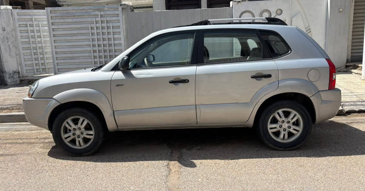 توسان 2008 سلفر
خليجي 4سلندر مكينه دوش 2000
ماشيه 190 كيلو
بيها بارد خفيف جدا بلبنيد والباب
وكلير في الجنطه فقط كما موضح في الصور
سياره بأسمي تحويل ثاني يوم
هزه جديده سنويا جديده رقم انكليزي
مكاني حريه شارع 30
الاتصال على الرقم غير متواجد على الفيس
السعر 107وبيها مجال حك الجيه
رقم/***********
