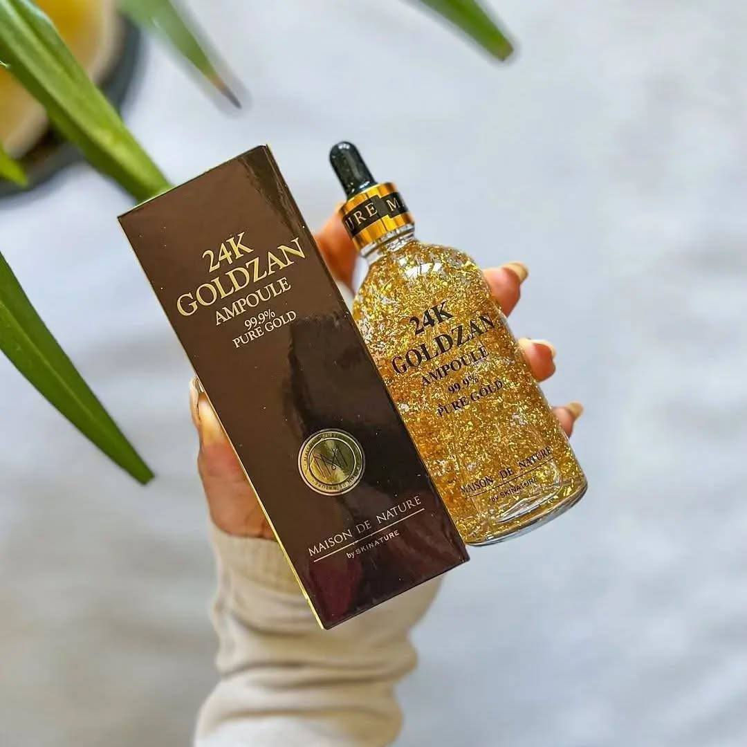 ✨ سيروم الذهب 24K للنضارة والفخامة ✨  

دللي بشرتج بسيروم الذهب 24K Goldzan Ampoule من Maison de Nature 💛  
تركيبة غنية بجزيئات الذهب تساعد على:  

💫 إعطاء البشرة إشراقة ولمعان طبيعي  
💫 ترطيب عميق ونعومة واضحة  
💫 تحسين مظهر البشرة وجعلها أكثر حيوية  
💫 تقليل مظهر التعب والخطوط  

قطرات قليلة يومياً وتلاحظين الفرق ✨  
بشرة أنعم… أصفى… ومليانة إشراقة ذهبية 👑


**إذا كنت صاحب هذا الإعلان وتريد حذفه لأي سبب، رجاءا أرسل رسالة إلى الدعم الفني**
