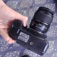 كامره نيكون 90D • عدسة 18-55 أصلية • بطارية وشاحن