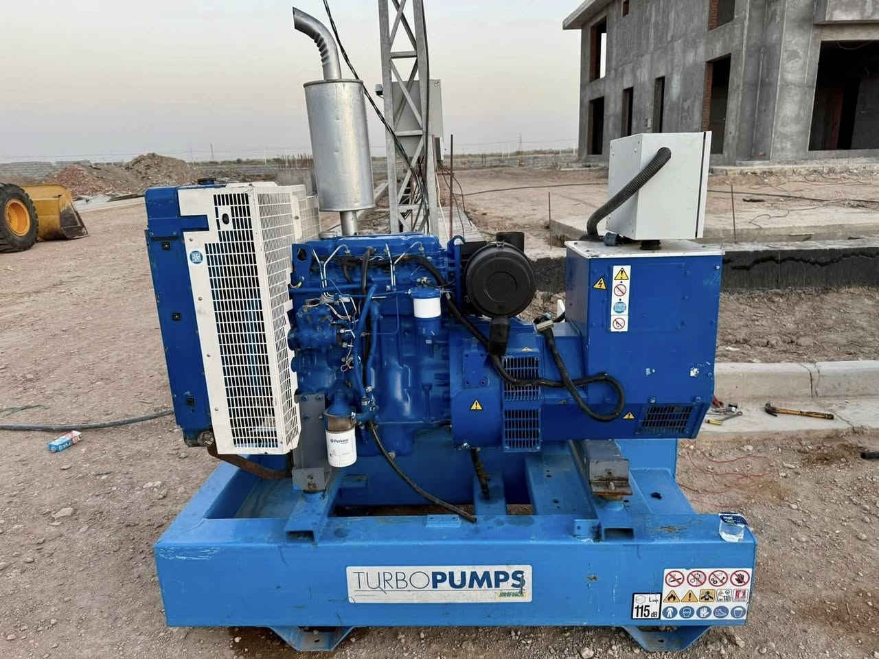 للبيع مولد نوع بيركنز انكليزي افجي ولسون اوربي
محرك ٤سلندر سوبر توليد ستامفورد انكليزي ٦٥كيفي
عدد ساعات التشغيل ٨٠٠ساعه برغي ما مفتوح بيها 
مشروط من الفتح والتنقيص والتبخير ع الحمل
منضومة حماية فول اوتوماتيك اطفاء وتشغيل ذاتي 
للأستفسار//***********
العنوان//بابل-متوفر توصيل 🚚 إلى جميع المحافظات
