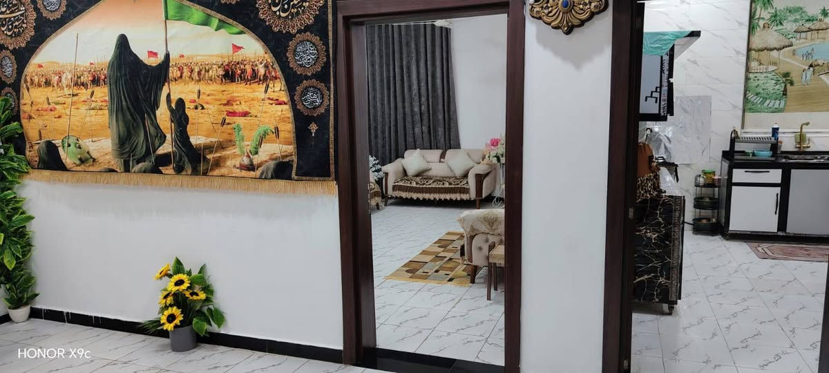 فرصة حلوة واستثمارية بيت للبيع 
بسعر جدا مناسب 
مساحة 200م مجمع توحيد السكني 
+ 
يحتوي على غرفتين 
+
صالة
+
مطبخ صحيات 
+
استقبال 
+
للاستفسار الاتصال على الرقم الموجود 
***********
