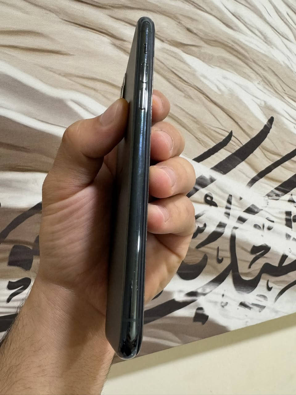 iPhone:11 pro max
البطارية:97(معلاية)
الذاكرة:256
لون: زيتوني
القطع المبدلة:شاشه فقط نوع gx وبيها خط بلشاشه ع جهة اليسرى
السعر:200 ألف 
للاتصال:***********
مكاني:الدورة البوعيثة (مجمع السلطان)
