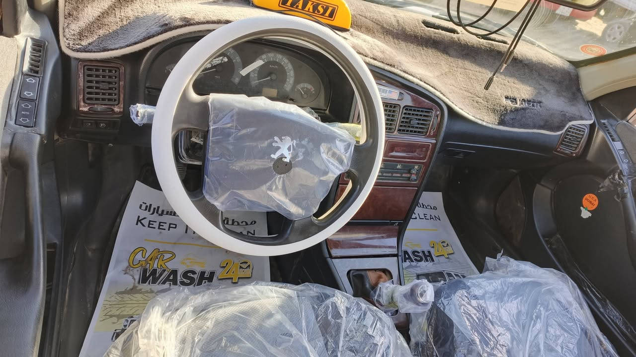 بيجو بارص 2013 السياره خير من الله مكينه وكير كلا ابشرط مابيهه صبغ ابلاديه بس الجاملغ بي صبغ عيبهه الوحيد انو سنويه صاقطه تحويل باجر كهربايات كلهه شغاله بيهه منضومت زينون ولله بس الزنون اشتريته ١٣٥ الف سياره مال طريق خارجي هيئه وغرامات امصفرهه ابيدي تستلم وصولات مني السعر ٣٨ وبيهه مجال للطيبين مكان سامراء المقدسه الرقم ***********
