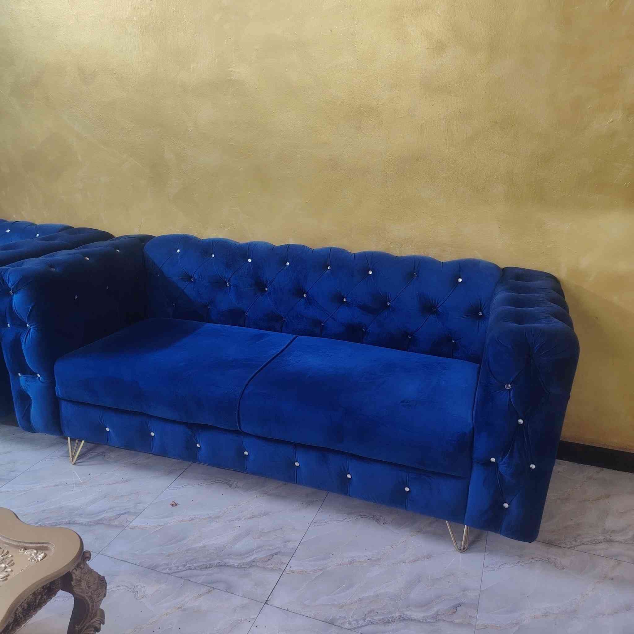 السلام عليكم تخم للبيع 10 مقاعد تزكام تخم ثقيل و جديد سعره مع سيت طبلات  500 الف للاستفسار ***********
